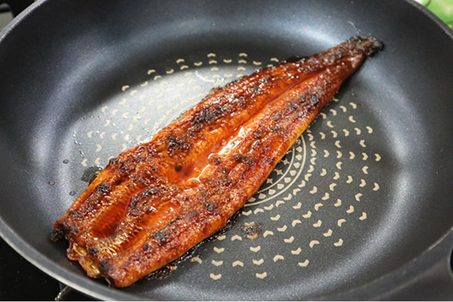 フライパンで蒸し焼きにしたうなぎ