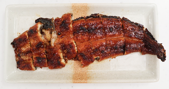 フライパンで蒸し焼きにしたうなぎ